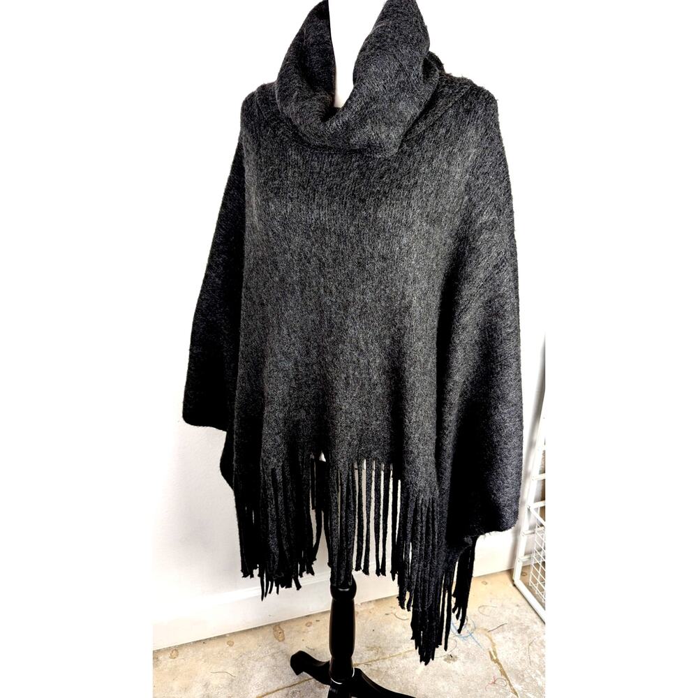 Do everything for love Poncho Cozy fringed Grey/charcoal 100% Acrylic One size